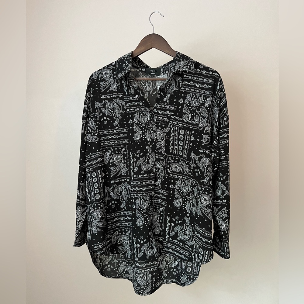 VICI Small bottom down Blouse NWOT - extra button included